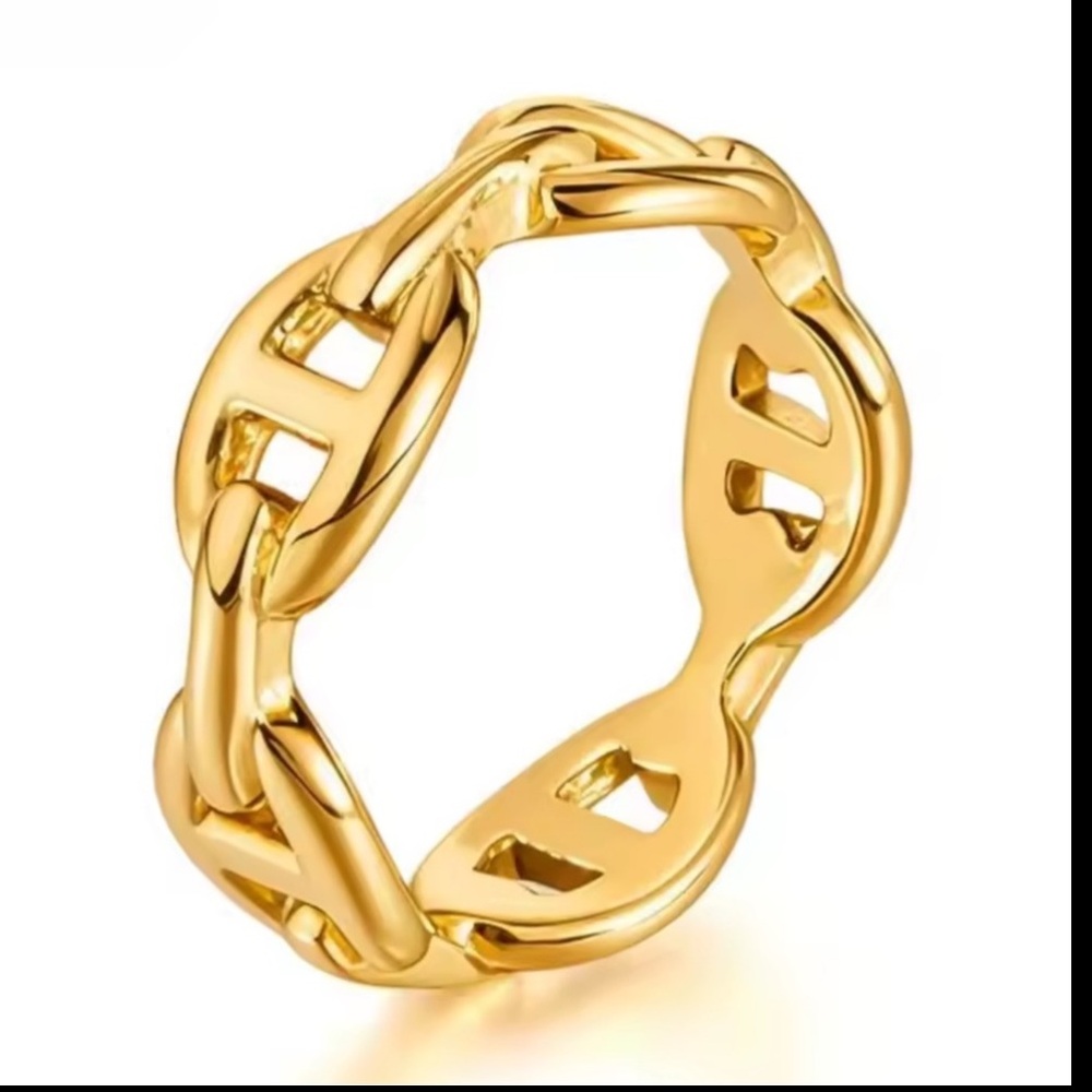 Gold Gucci chain link mariner ring